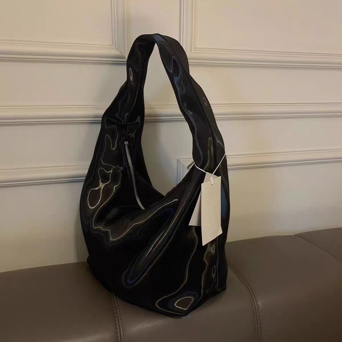 A niche design with a high-end paint finish nylon tote bag for women's new fashionable and versatile large capacity single shoulder carrying cros