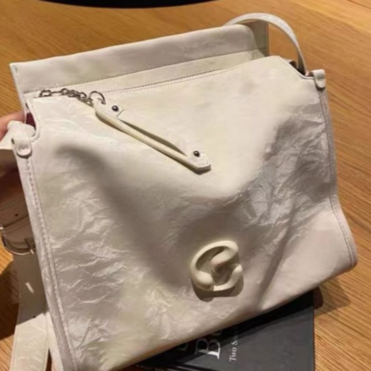 Small and high-end commuting underarm bag for women in early autumn new waste soil bag exquisite and versatile one shoulder diagonal cross bag