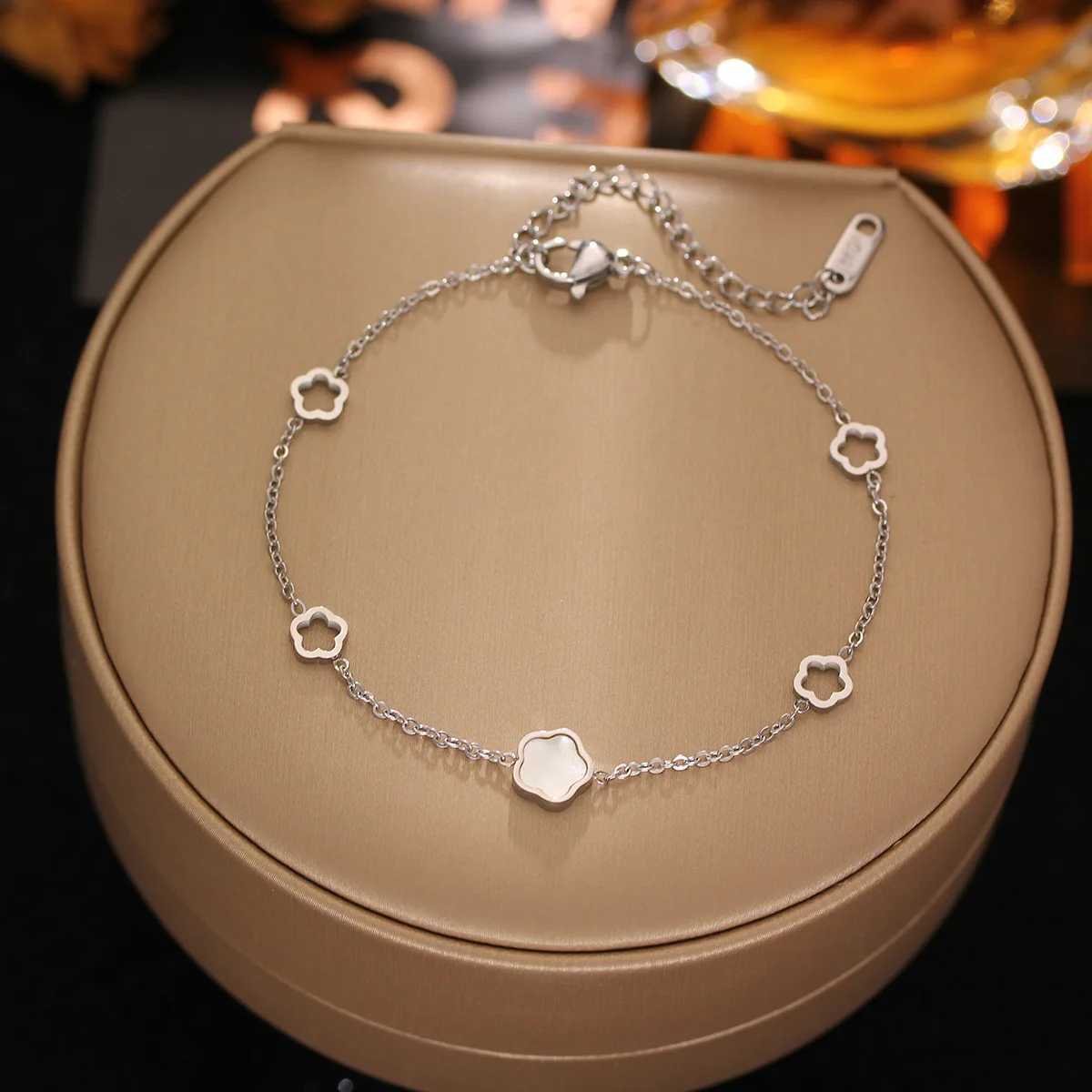Bangle Plum Blossom Stainless Steel New Hot Selling Plant Five Leaf Flower Small Daisy Adjustable Bracelet Creative Womens Clover