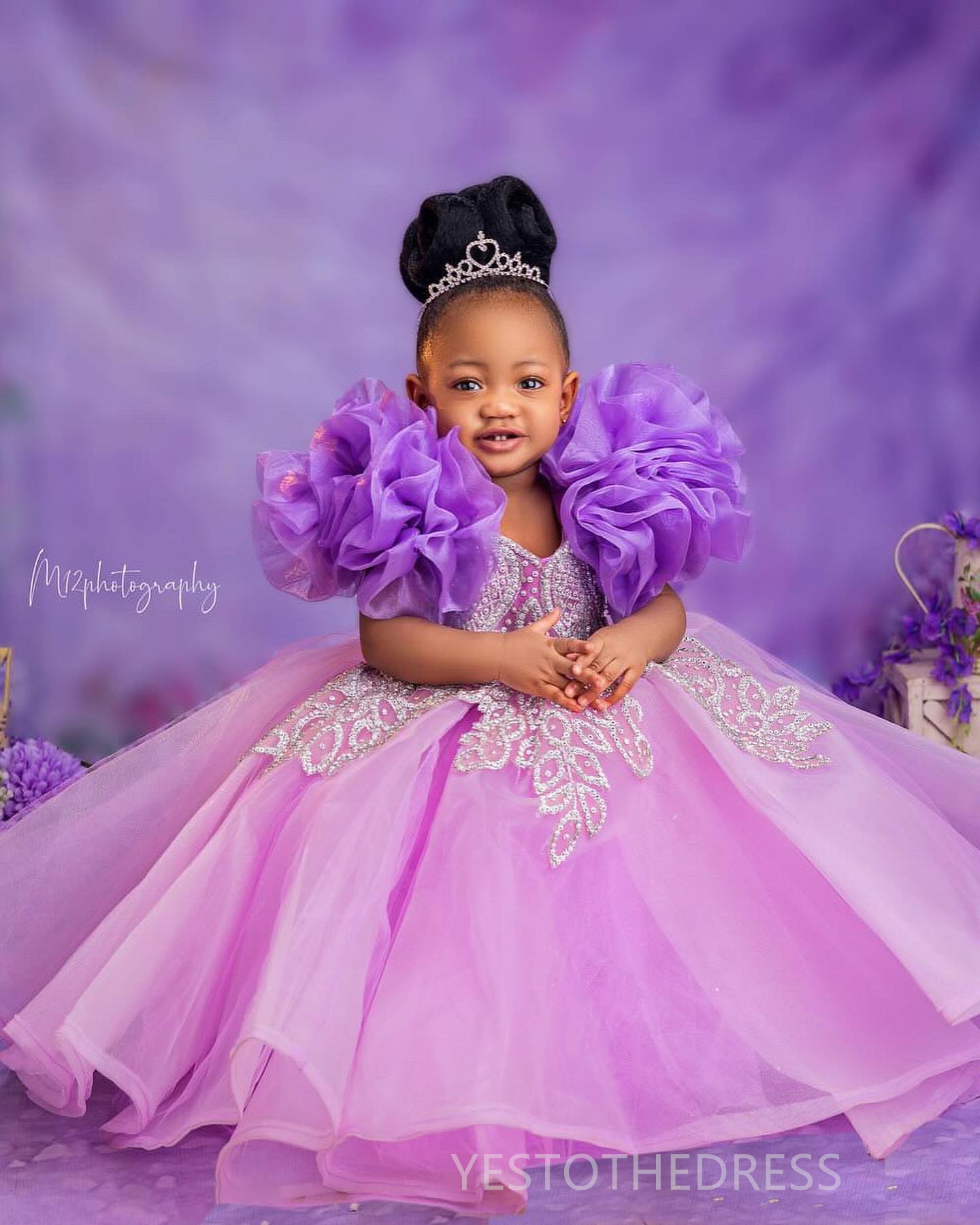 2024 Purple Little Girls Birthday Dress Flower Girl Dresses Communion Gowns Cap Pleated Sleeves Appliqued Beaded Lace Pearls Tiered Marriage Dress for