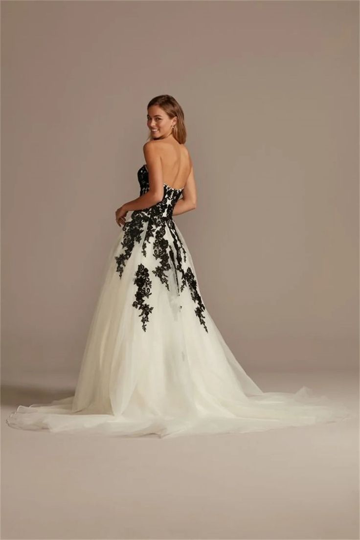 Black And Ivory A-Line Wedding Dresses Lace Applique Sweetheart Neck Sleeveless Long Tulle Bride Dress Sweep Train New Gothic Bridal Gowns
