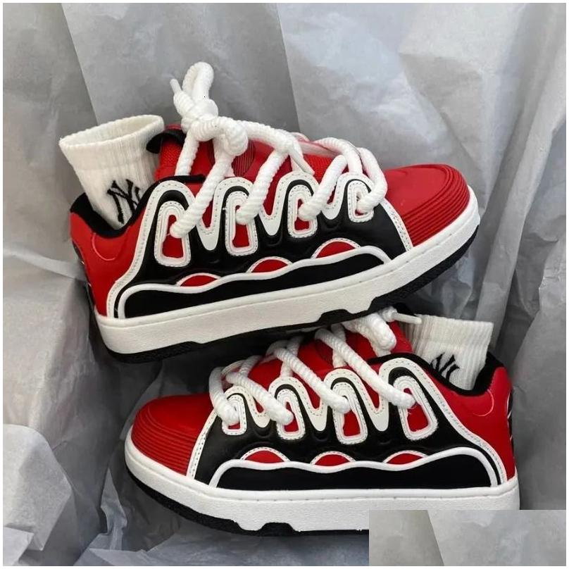 2025 New Model Casual Shoes Men Women Sneakers Plus Size 41 42 Womens Fashion Chunky Woman Thick Sole Retro Sport Bread 240607 Drop Delivery Accessor 