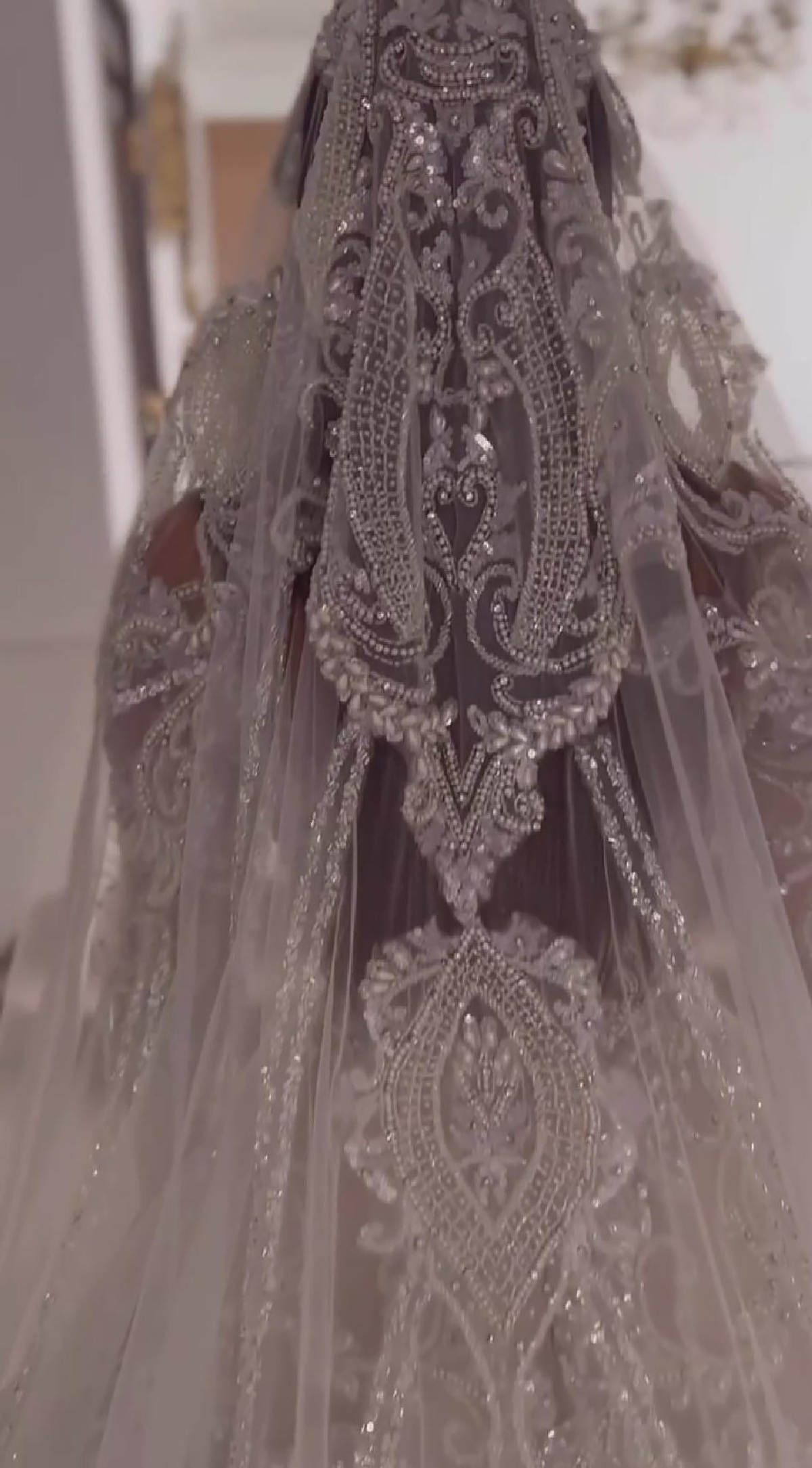 Gorgeous A-Line Women Wedding Dress V Neck Long Sleeves Zipper Bridal Gown Appliques Sequins Beads Sweep Train Dresses Custom Made