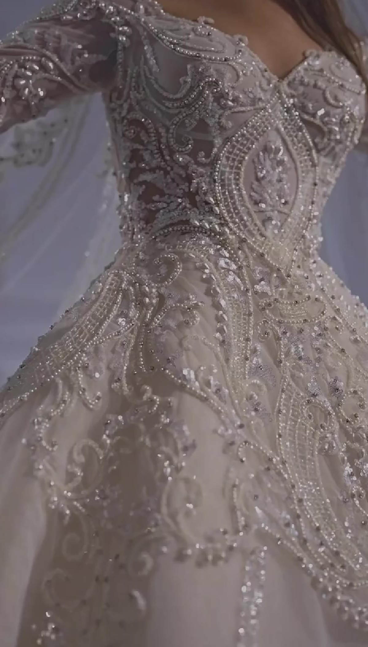 Gorgeous A-Line Women Wedding Dress V Neck Long Sleeves Zipper Bridal Gown Appliques Sequins Beads Sweep Train Dresses Custom Made