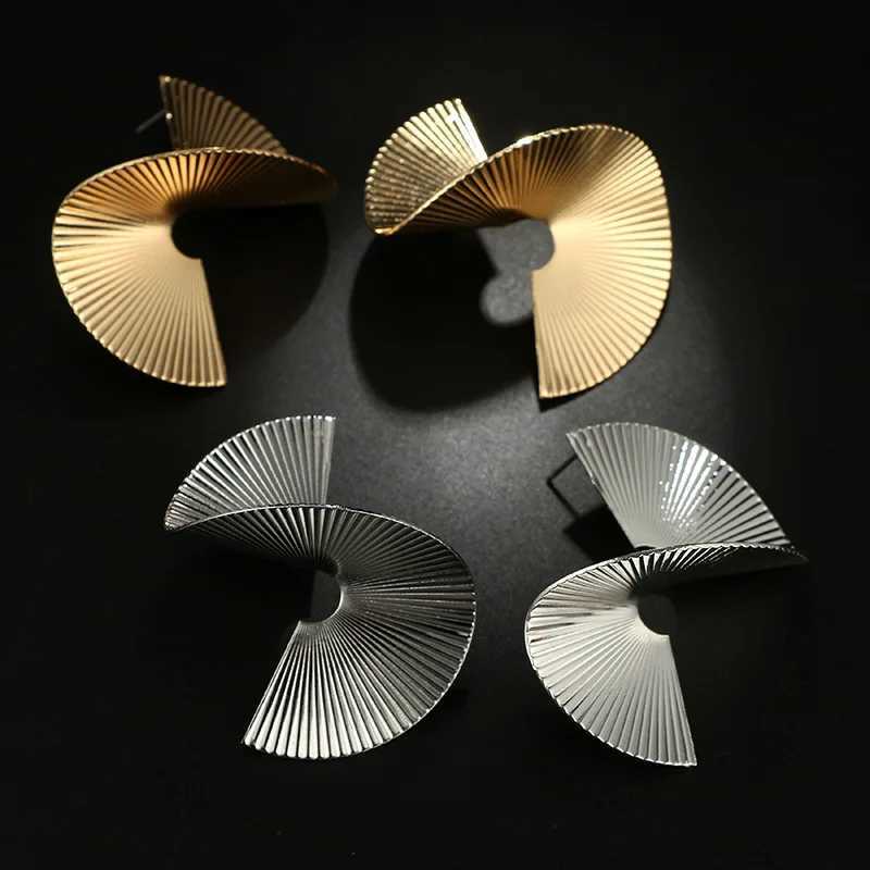 Ear Cuff New Irregular Geometric Spiral Earring for Women Exaggerated Metal Stud Earring Punk Style Fashion Jewelry Statement Earring