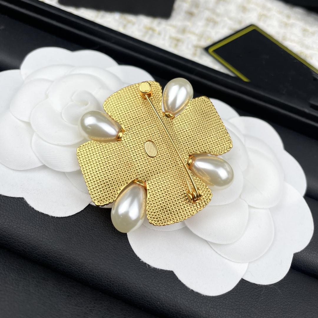 Gold Flower Brooches Luxury Brooch Diamond Brooch For Woman Wild Gift Brooches Accessories Supply