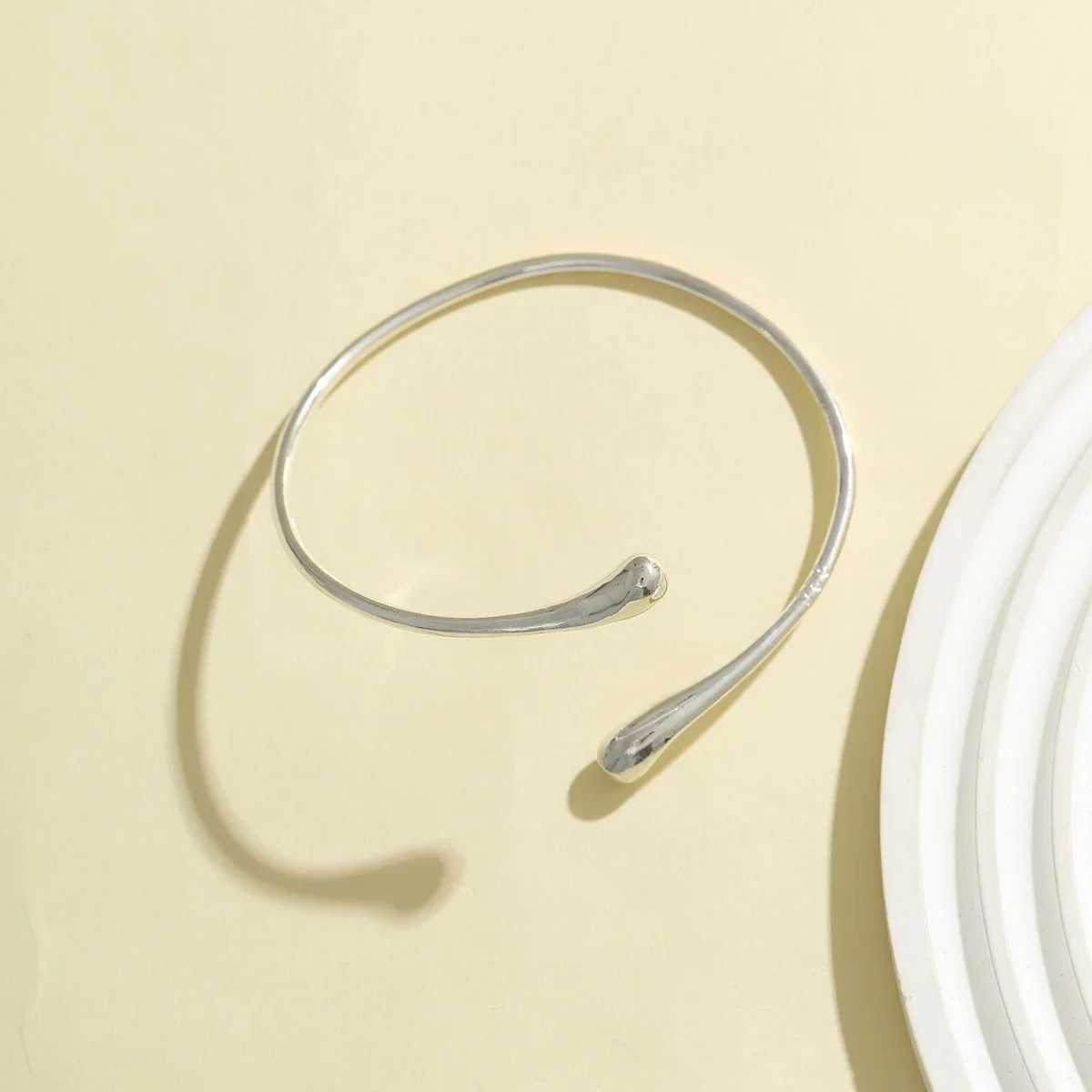 Bangle New Trendy Geometric Twisted Cuff Bracelet On The Upper Arm for Women Water Drop Shape Bangles Adjustable Jewelry Party Girls
