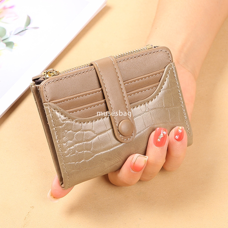 Designer Women's Fashionable and Fashionable Retro Multi functional Crocodile Pattern Wallet Short Simple and Elegant Multi Card Card Bag Change 