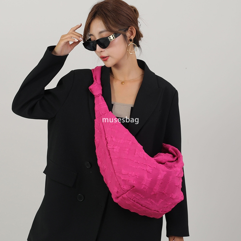Korean niche design new mesh bubble bag women's Korean version cloud pleated bag casual one shoulder diagonal cross armpit dumpling bag