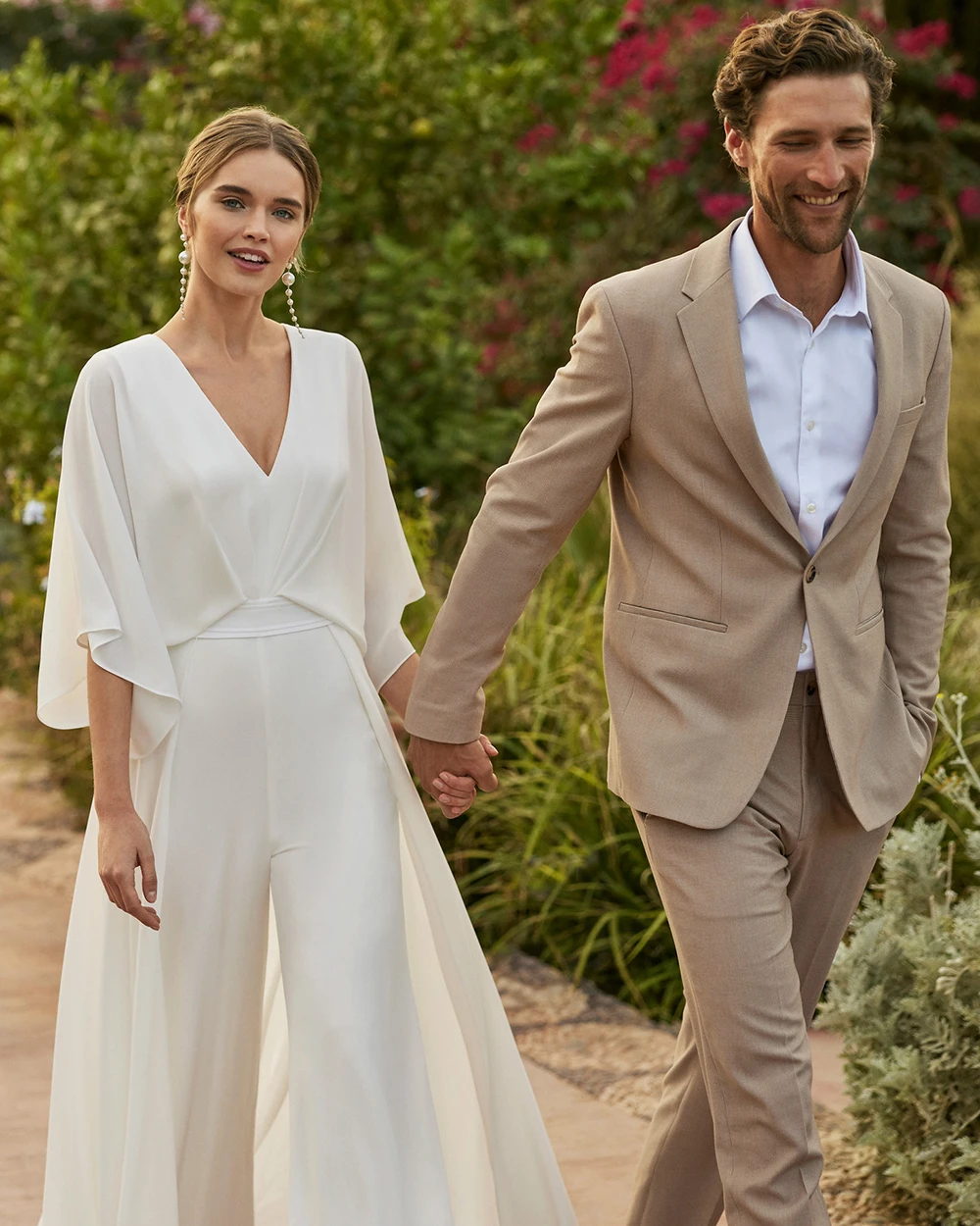 Simple White Chiffon Wedding Dresses Pants Suits Bridal Gowns With Detachable Train V Neckline Bride Jumpsuits 3/4 Long Sleeves Beach Wedding Gown Ope
