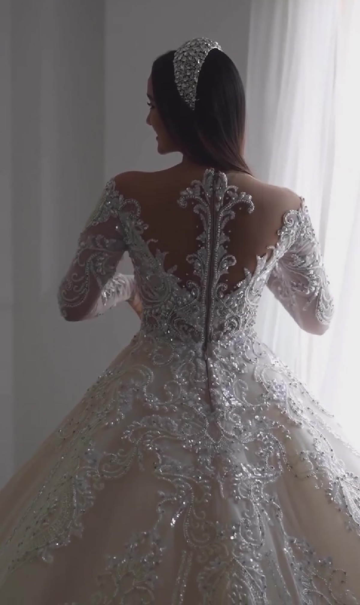 Gorgeous A-Line Women Wedding Dress V Neck Long Sleeves Zipper Bridal Gown Appliques Sequins Beads Sweep Train Dresses Custom Made