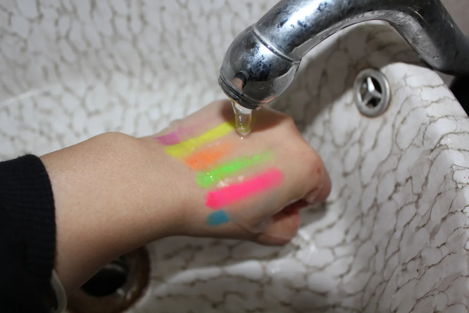 6Pcs Face Paint Crayon Vibrant Color Neon Body Paint Stunning No Odor Makeup Painting Face Body Paint Glow Stick Party Supplies 240626