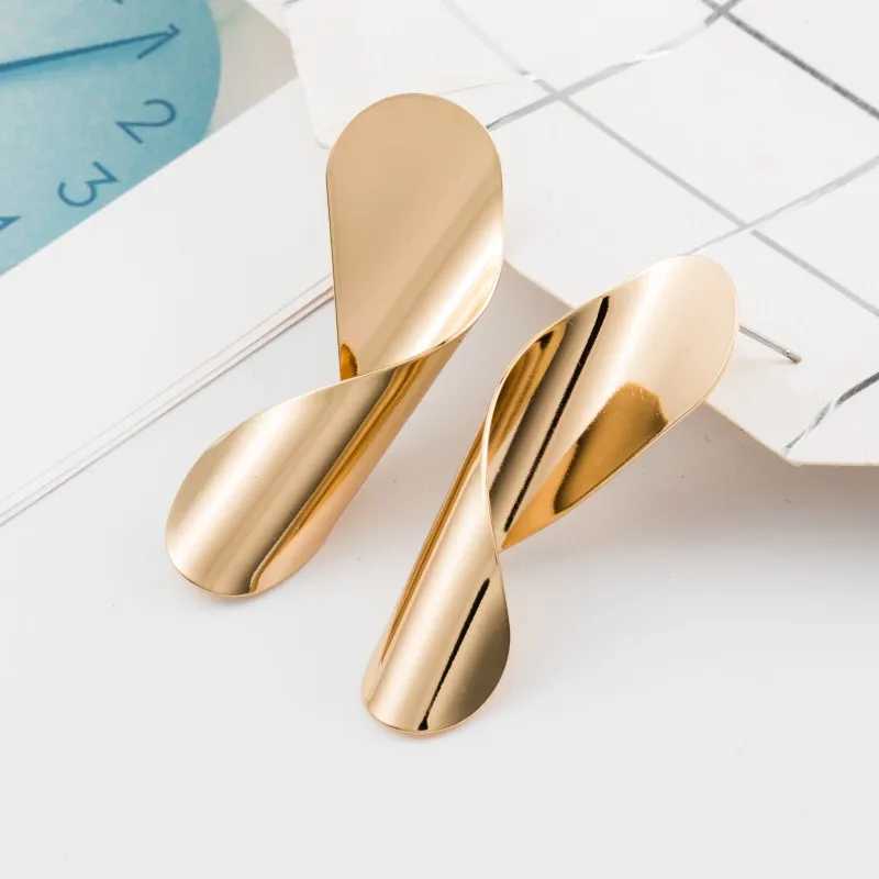 Ear Cuff Irregular Geometry Glossly Metal Drop Earrings for Women Vintage Fashion Jewelry Exaggerated Spiral Curved Statement Earrings