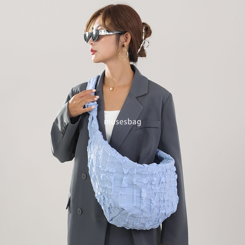 Korean niche design new mesh bubble bag women's Korean version cloud pleated bag casual one shoulder diagonal cross armpit dumpling bag