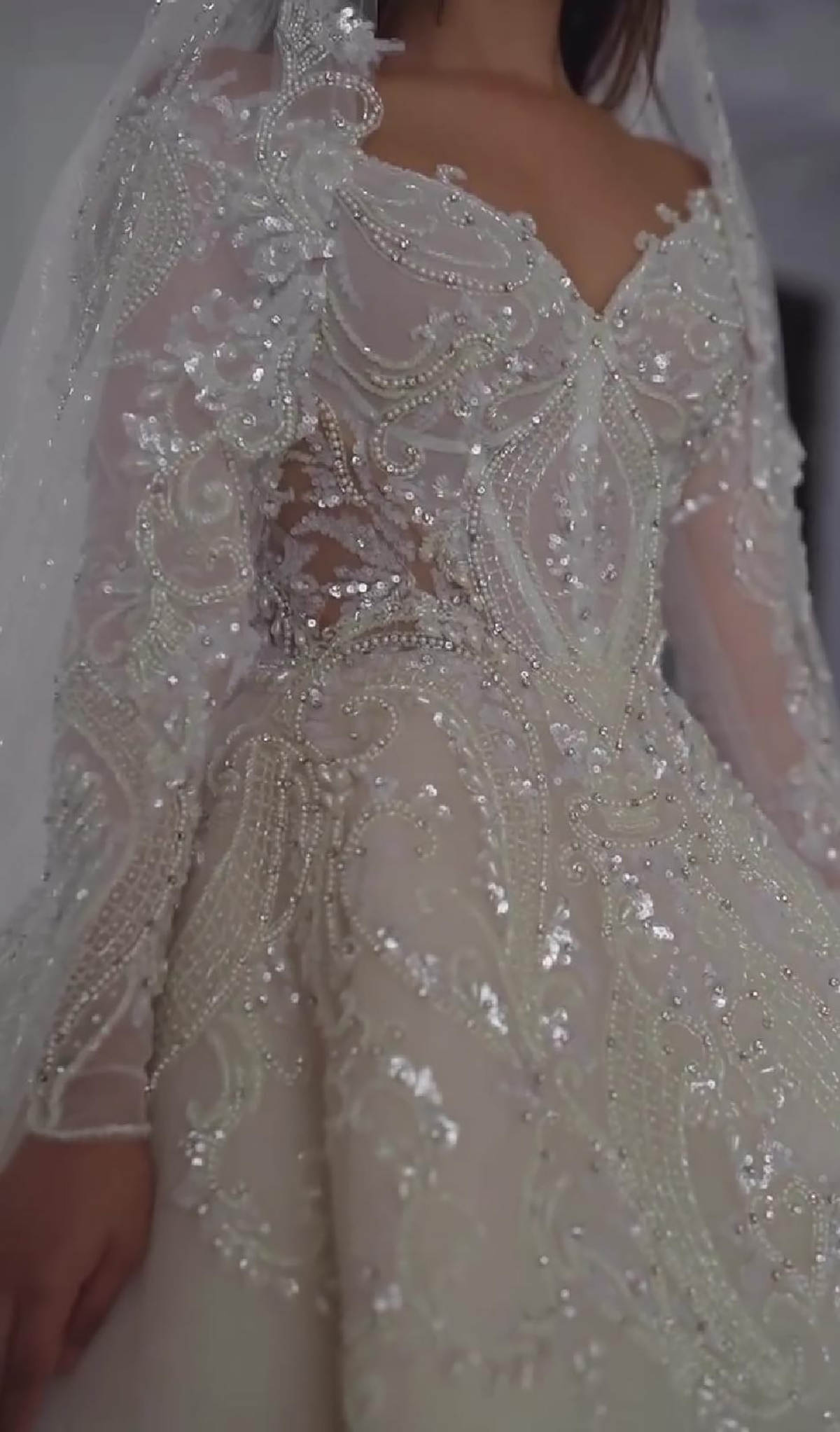 Gorgeous A-Line Women Wedding Dress V Neck Long Sleeves Zipper Bridal Gown Appliques Sequins Beads Sweep Train Dresses Custom Made