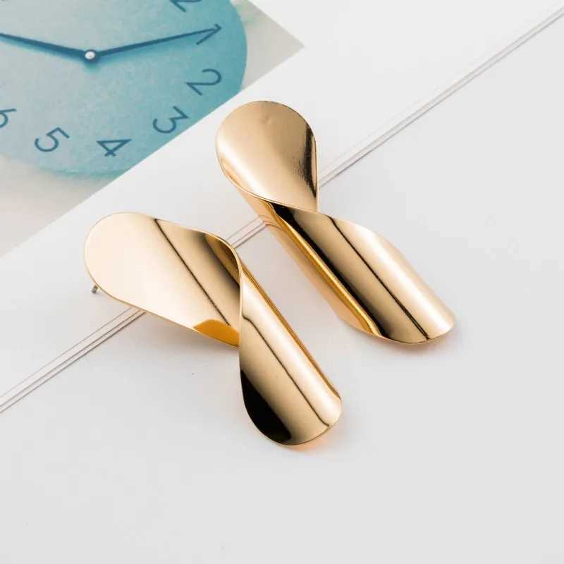 Ear Cuff Irregular Geometry Glossly Metal Drop Earrings for Women Vintage Fashion Jewelry Exaggerated Spiral Curved Statement Earrings