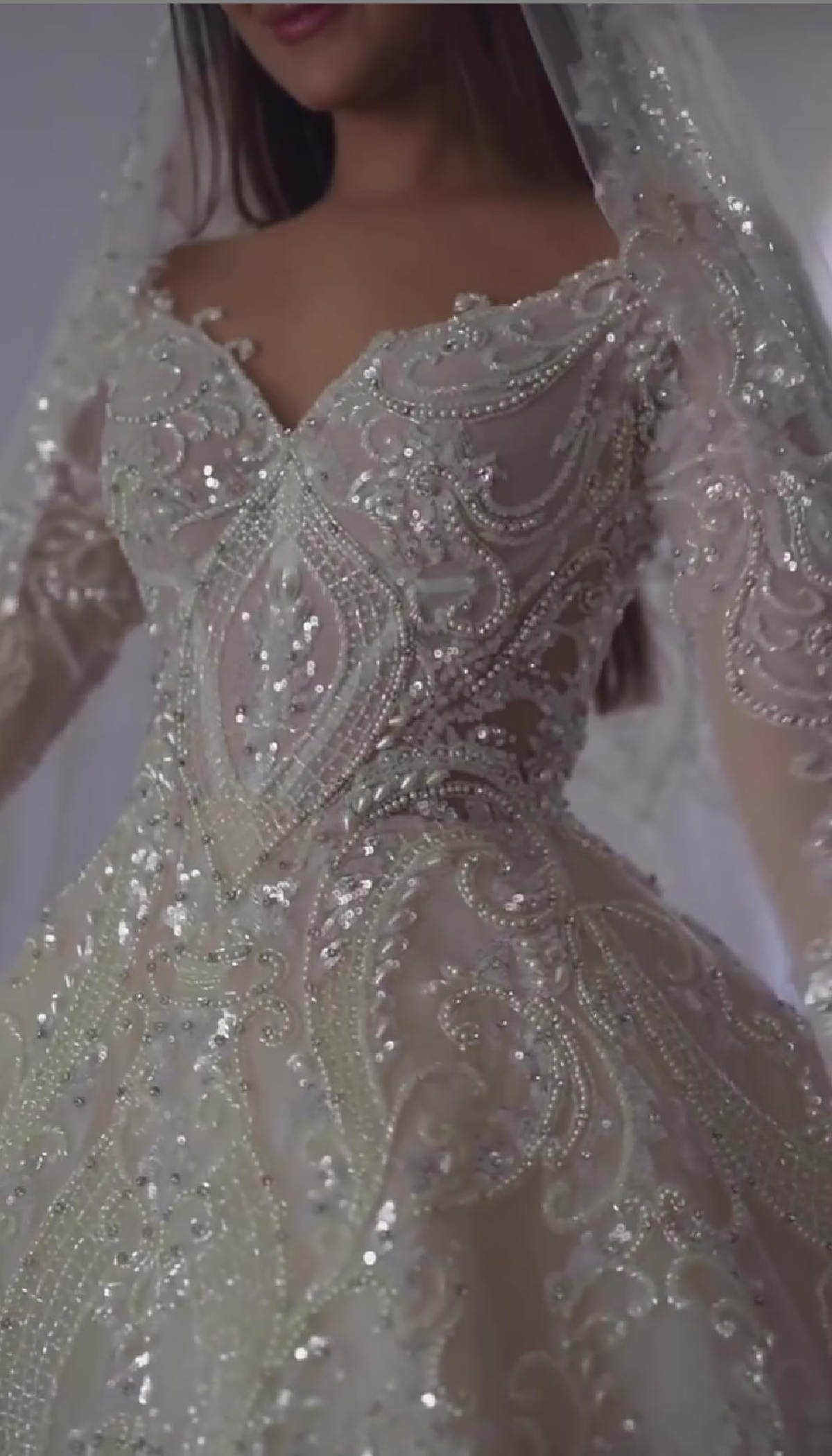 Gorgeous A-Line Women Wedding Dress V Neck Long Sleeves Zipper Bridal Gown Appliques Sequins Beads Sweep Train Dresses Custom Made