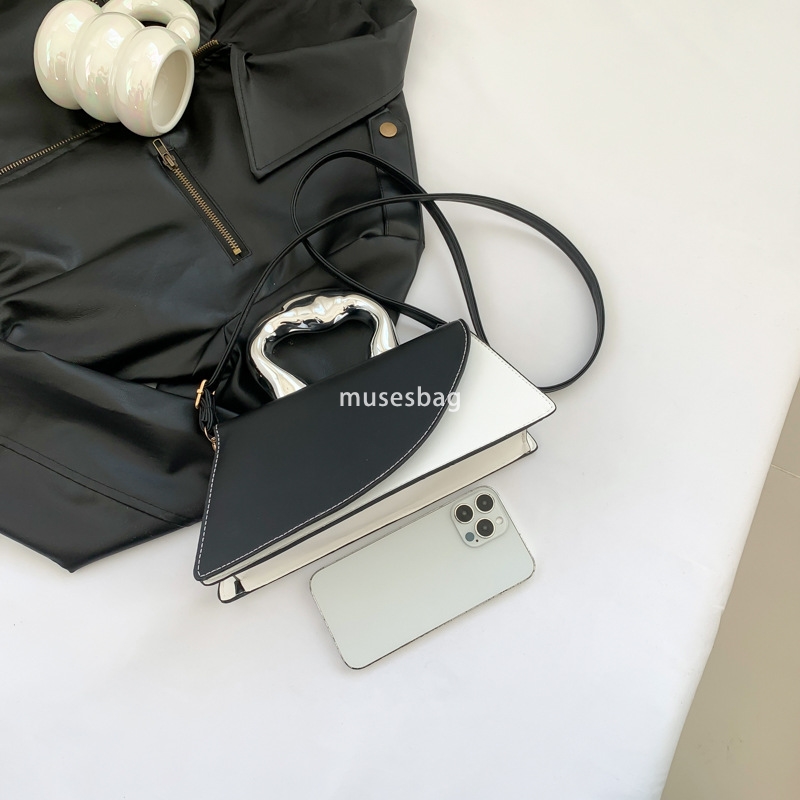 Street Trend Influenza Color Contrast Fashion Handheld Bag for Women Spring and Summer New Popular Western Style Fashion One Shoulder Crossbody Bag