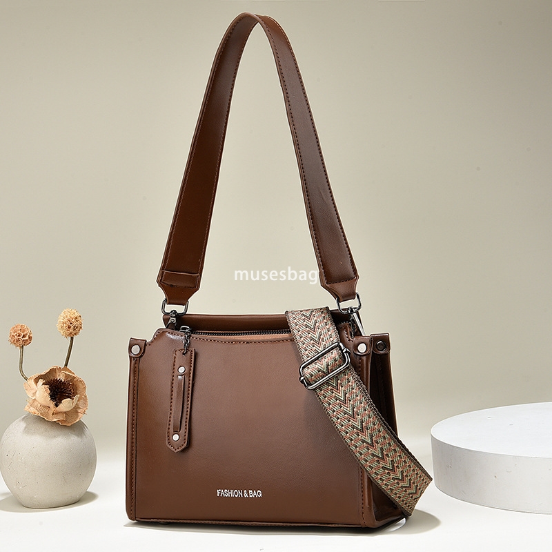 European and American retro women's bag autumn and winter new retro large capacity small square bag simple solid color commuting bag middle-aged 