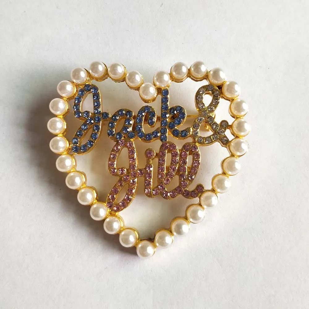 Fashion High-Quality Heart Rhinestone Brooch Letter Pin Jack Jill Womens Elegant Clothing Shawl Scarf Buckle Pins Jewelry 240626