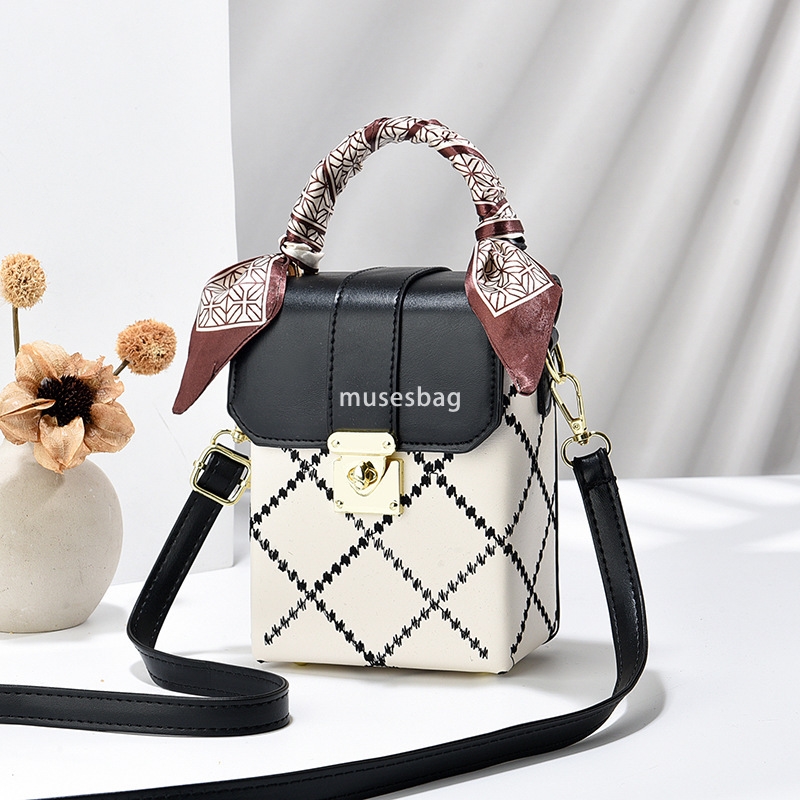 Street trend niche design Korean version minimalist small bag Spring new internet celebrity popular shoulder bag Summer zero wallet girl phone bag