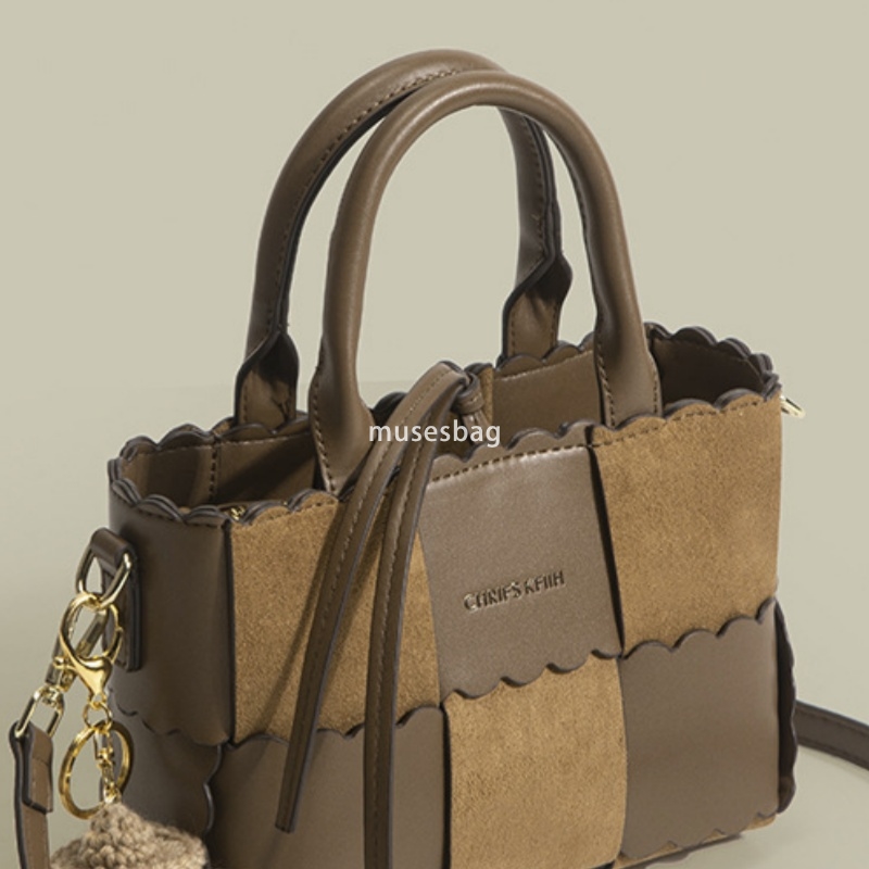 New niche design street fashion high-end texture crossbody bag fashionable and versatile with hanging accessories contrasting color woven shoulder bag