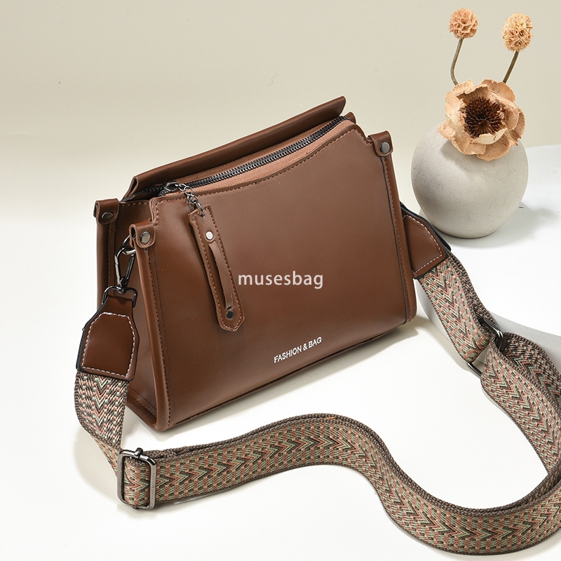 European and American retro women's bag autumn and winter new retro large capacity small square bag simple solid color commuting bag middle-aged 