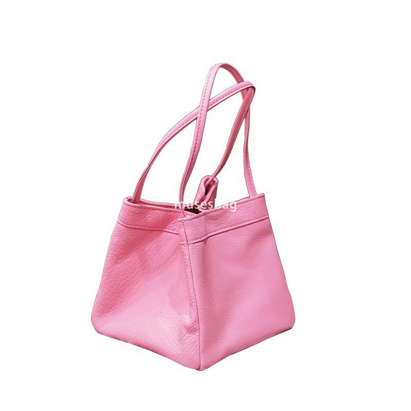 Street trend handbag women's new Korean version PU leather small square bag 100 pairs of hand-held bucket bags niche fashion texture handbag