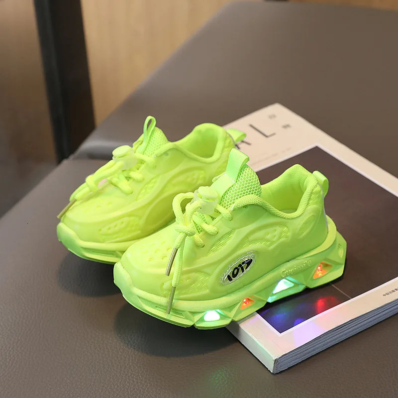 New LED Childrens Luminous Shoes Baby Luminous Sports Shoes Boys Luminous Running Shoes Childrens Breathable Mesh Sports Shoes Size 21-30 240627