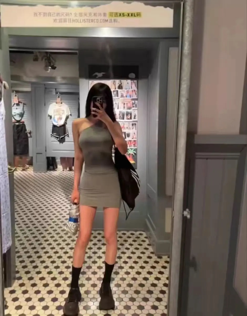 Xue Xues Same Style One line Neck Slanted Shoulder One Shoulder French Dress Slim Fit Wrap Hip Spicy Girl Short Skirt 240627