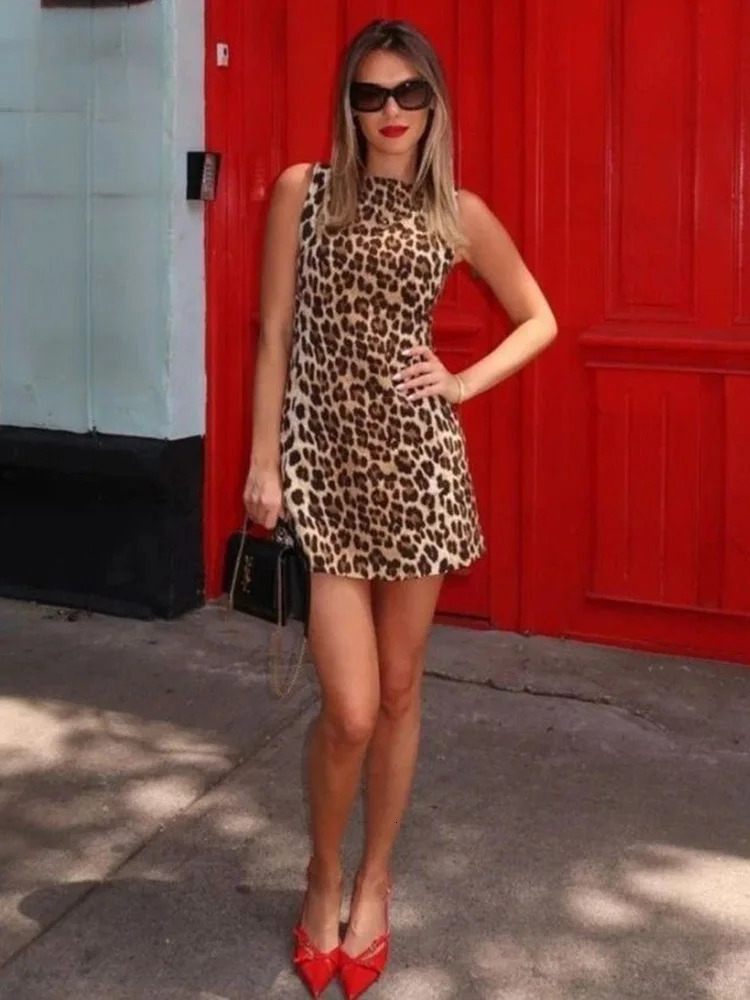 TRAF Womens Leopard Print Mini Dress European and American Style Sexy Short Skirt Package Hip Dress Elegant Party Womenswear 240627