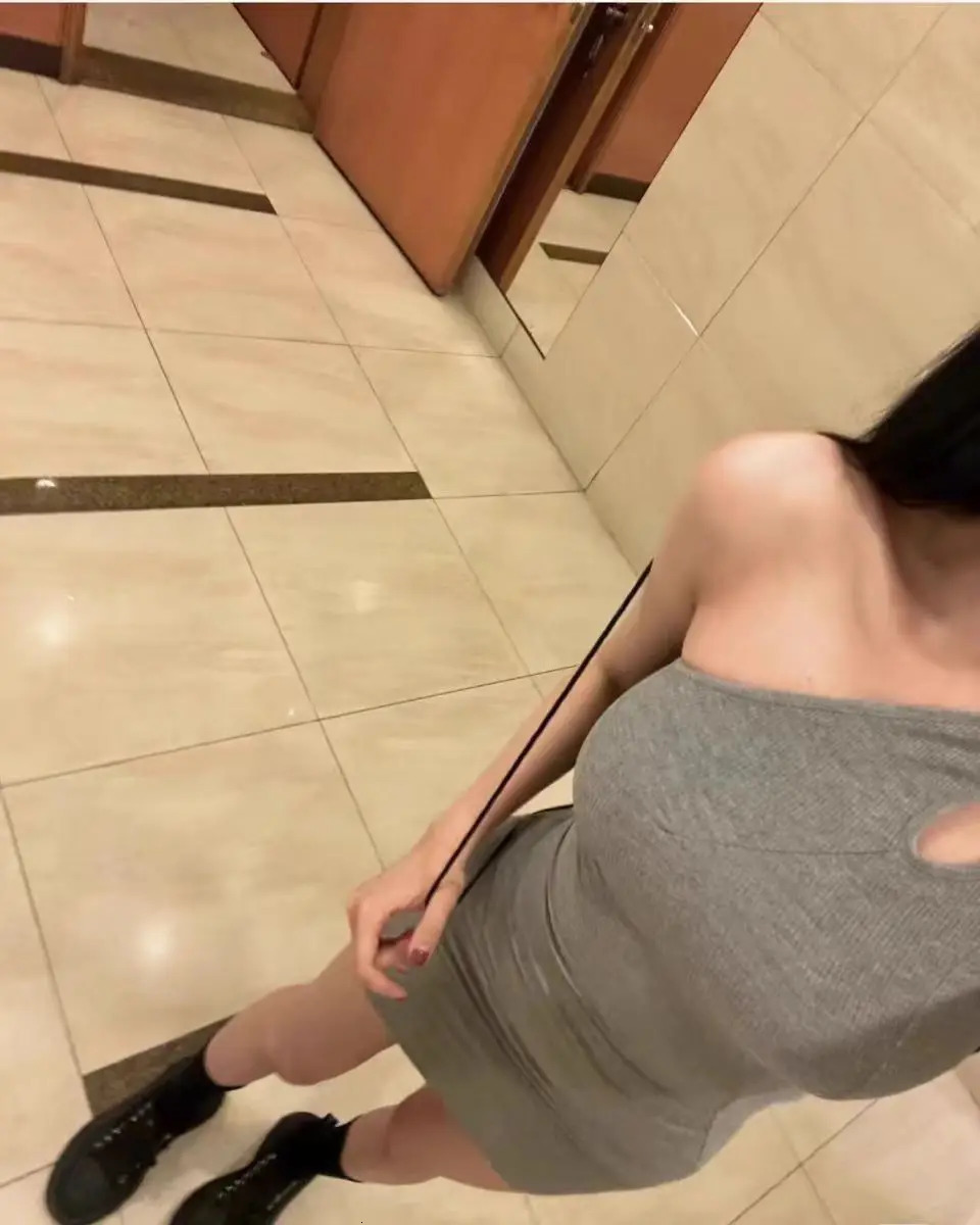 Xue Xues Same Style One line Neck Slanted Shoulder One Shoulder French Dress Slim Fit Wrap Hip Spicy Girl Short Skirt 240627