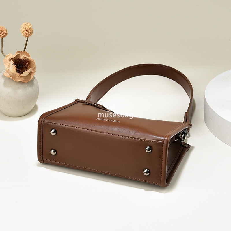 European and American retro women's bag autumn and winter new retro large capacity small square bag simple solid color commuting bag middle-aged 