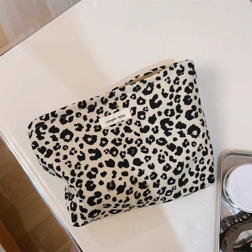 1 Piece Retro Leopard Print Clutch Bag for Women Chic Elegant European Style Cosmetic Bags Fashion Portable Lipstick Women Bag 240627