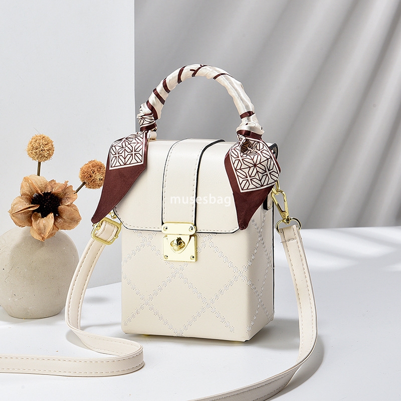 Street trend niche design Korean version minimalist small bag Spring new internet celebrity popular shoulder bag Summer zero wallet girl phone bag