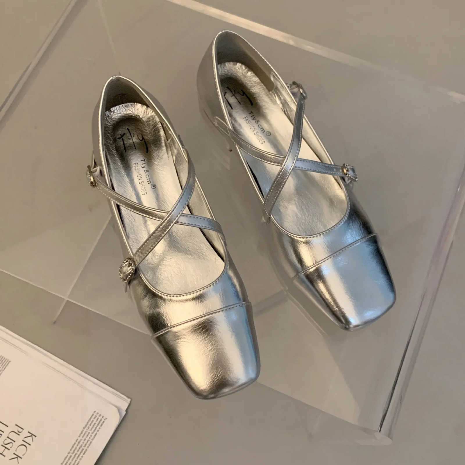 Medium Heeled Mary Jane Single Shoes Women Shoes Retro Thick Heeled Ballet Shoes Cross Buckle Shallow Soft Sole Shoes 240627