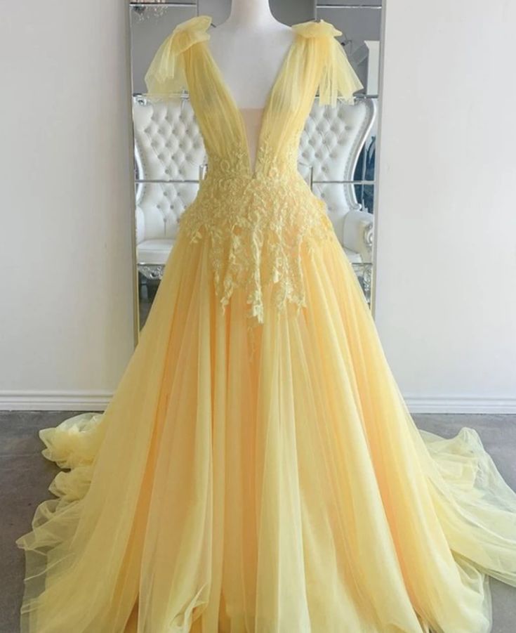 Light Yellow Tulle A-Line Evening Dresses Straps Sleeveless Long Prom Dress Court Train Lace Appliques V-neck Backless Formal Gowns For Women 2024