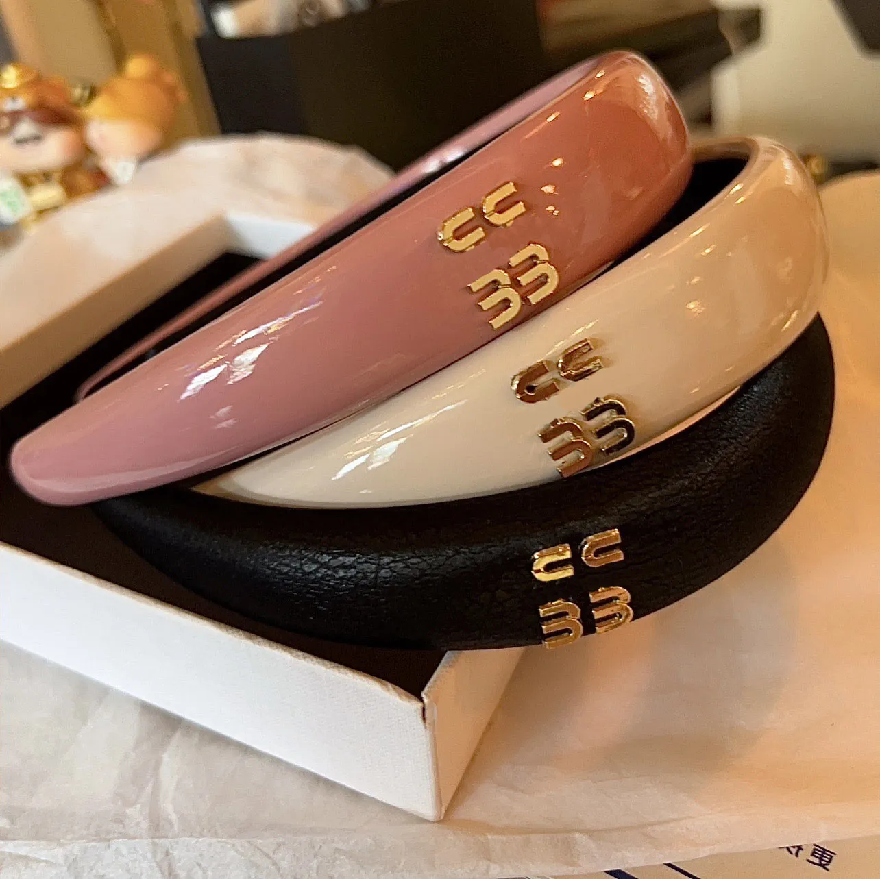 Korean Simple Style Letter Headband Glossy Leather Wide Edge Headband Fashiona Womens Hair Jewelry Classic Designer Gifts Pink Hair Clip bj336
