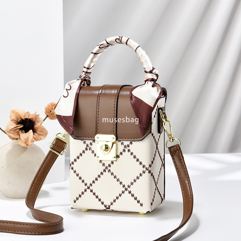 Street trend niche design Korean version minimalist small bag Spring new internet celebrity popular shoulder bag Summer zero wallet girl phone bag
