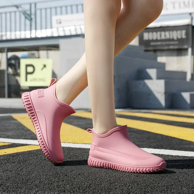 Womens Water Shoes Short Tube Flat Heel Non-slip Rubber Shoes Korean Version of Fashion Waterproof Rain Boots Kitchen Shoes 240627