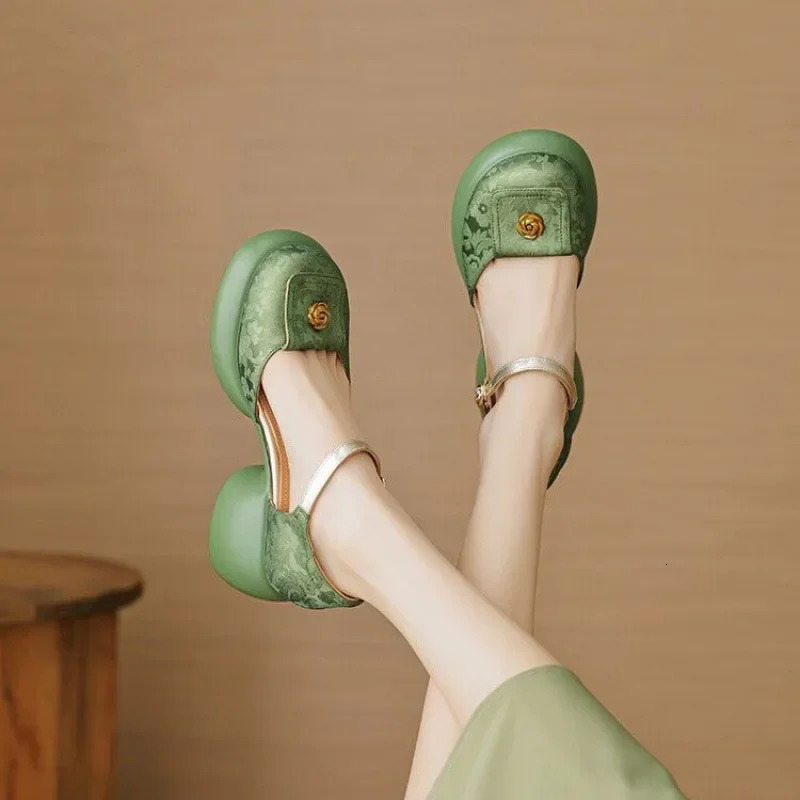 Fashionable Slimming Chinese Style Round Head Shoe Soft Leather Upper Single Strap Thick Sole Cruelty Free Summer Flat Sandals 240627