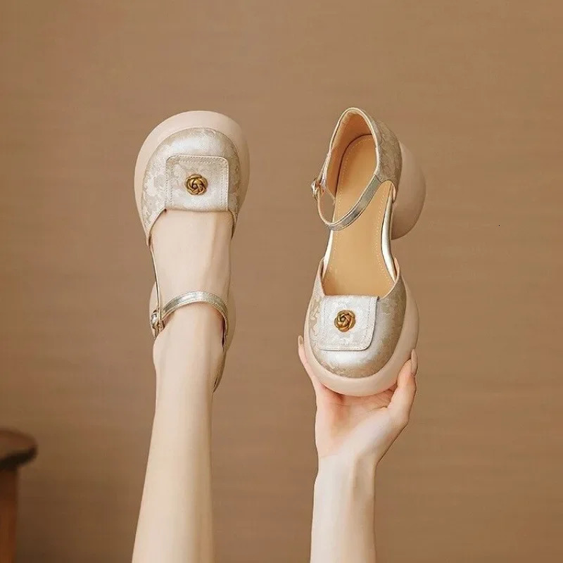 Fashionable Slimming Chinese Style Round Head Shoe Soft Leather Upper Single Strap Thick Sole Cruelty Free Summer Flat Sandals 240627