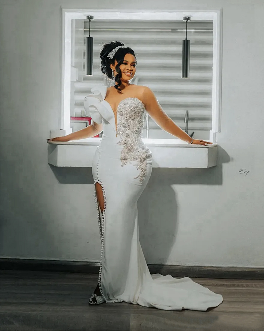 2024 Mermaid Dress Bride Illusion Bridal Sheer Neck Long Sleeves Side Split Crystals Decorated Wedding Gowns for African Nigeria Black Women