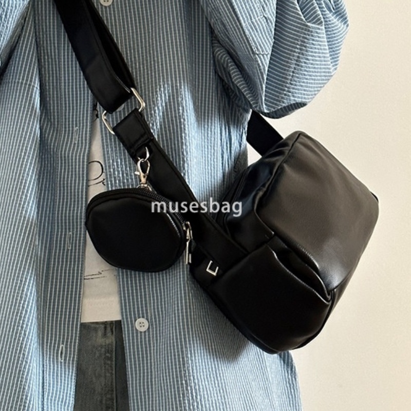 Fashionable women with a sense of luxury temperament classic retro style new niche white sports toast bag crossbody large capacity one shoulder commut