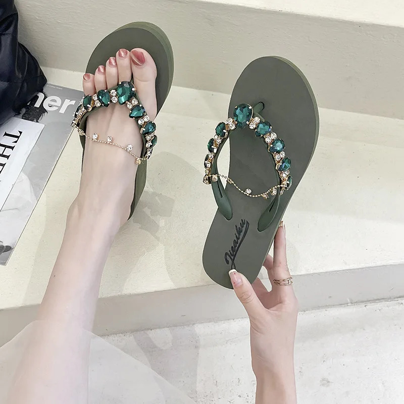 Glitter Flip Flops Slippers Women Summer Fashion Outdoor Rhinestone Chain Wedge Beach Slippers Jelly Hawaiian Flat Sandals 240627