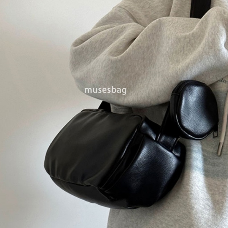 Fashionable women with a sense of luxury temperament classic retro style new niche white sports toast bag crossbody large capacity one shoulder commut