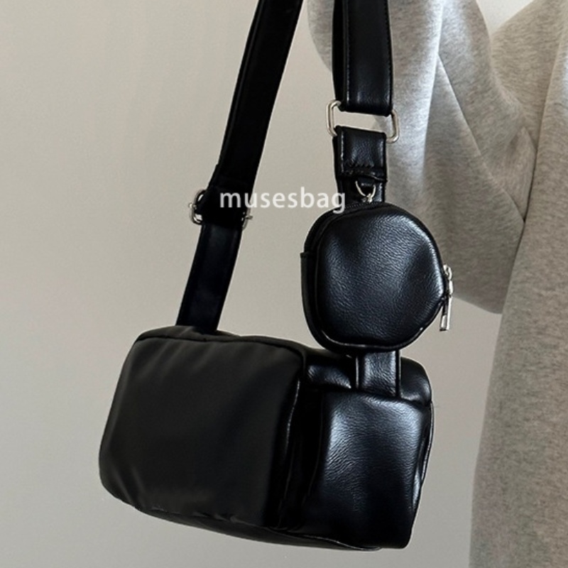 Fashionable women with a sense of luxury temperament classic retro style new niche white sports toast bag crossbody large capacity one shoulder commut