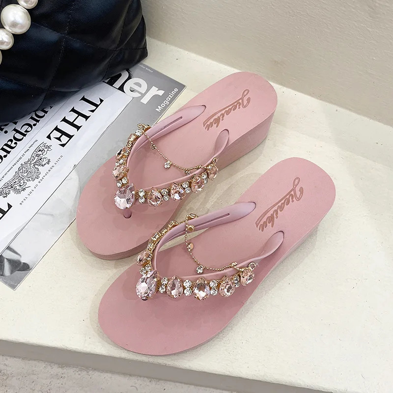 Glitter Flip Flops Slippers Women Summer Fashion Outdoor Rhinestone Chain Wedge Beach Slippers Jelly Hawaiian Flat Sandals 240627