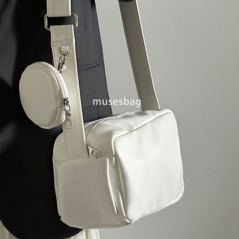 Fashionable women with a sense of luxury temperament classic retro style new niche white sports toast bag crossbody large capacity one shoulder commut