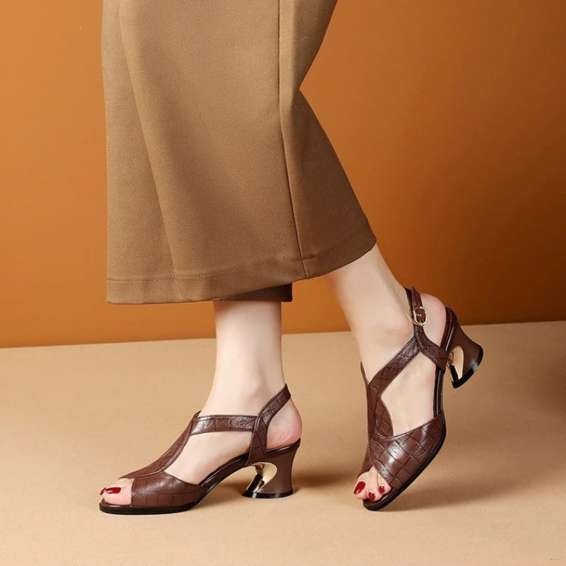 Summer Fish Mouth Breathable Sandals Hollow Thick Bottom Korean Version of A Word Button Fashion Womens Shoes 240627